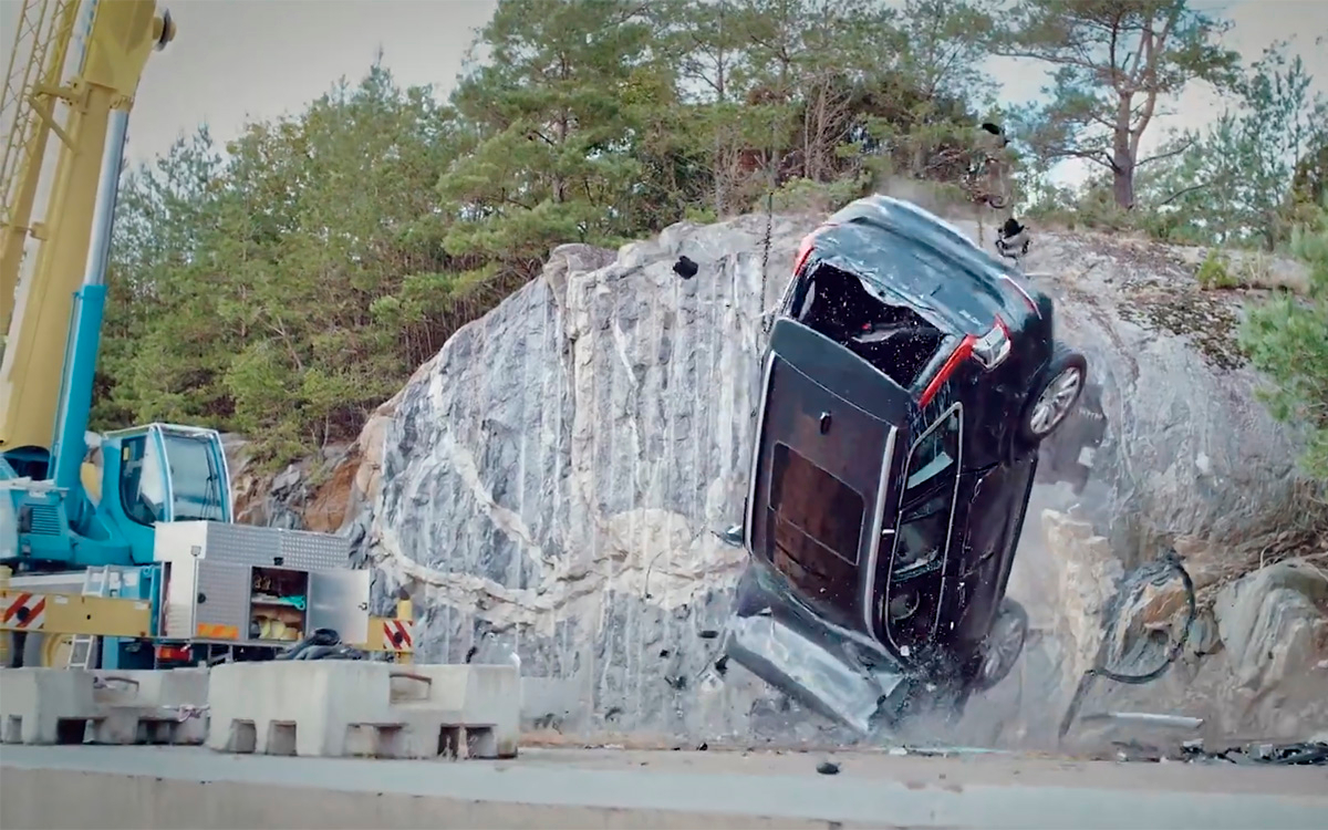 Volvo сбросила несколько машин с 30-метровой высоты